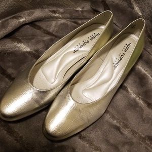 Hush Puppies silver/pewter  low-healed pump 8 N